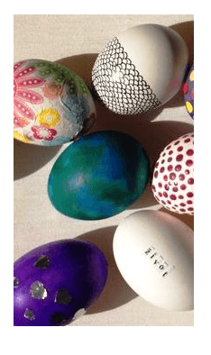 Vajíčko s nalepenými barevnými motivy